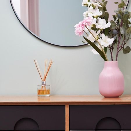 סטרטפורד-אפון-אבון Stunning Two Bedroom Apartment By Purestay Short Lets & Serviced Accommodation Warwickshire With Parking מראה חיצוני תמונה