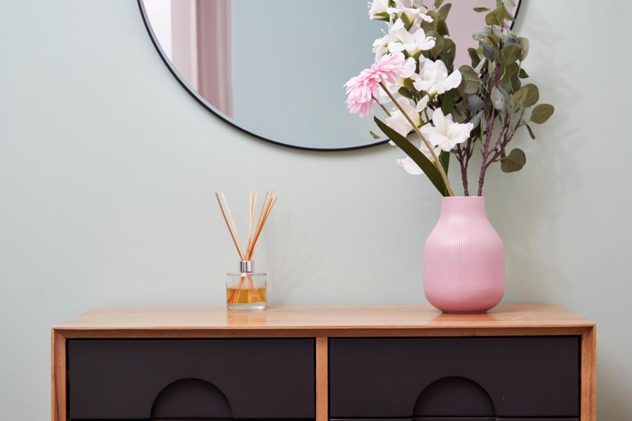 סטרטפורד-אפון-אבון Stunning Two Bedroom Apartment By Purestay Short Lets & Serviced Accommodation Warwickshire With Parking מראה חיצוני תמונה
