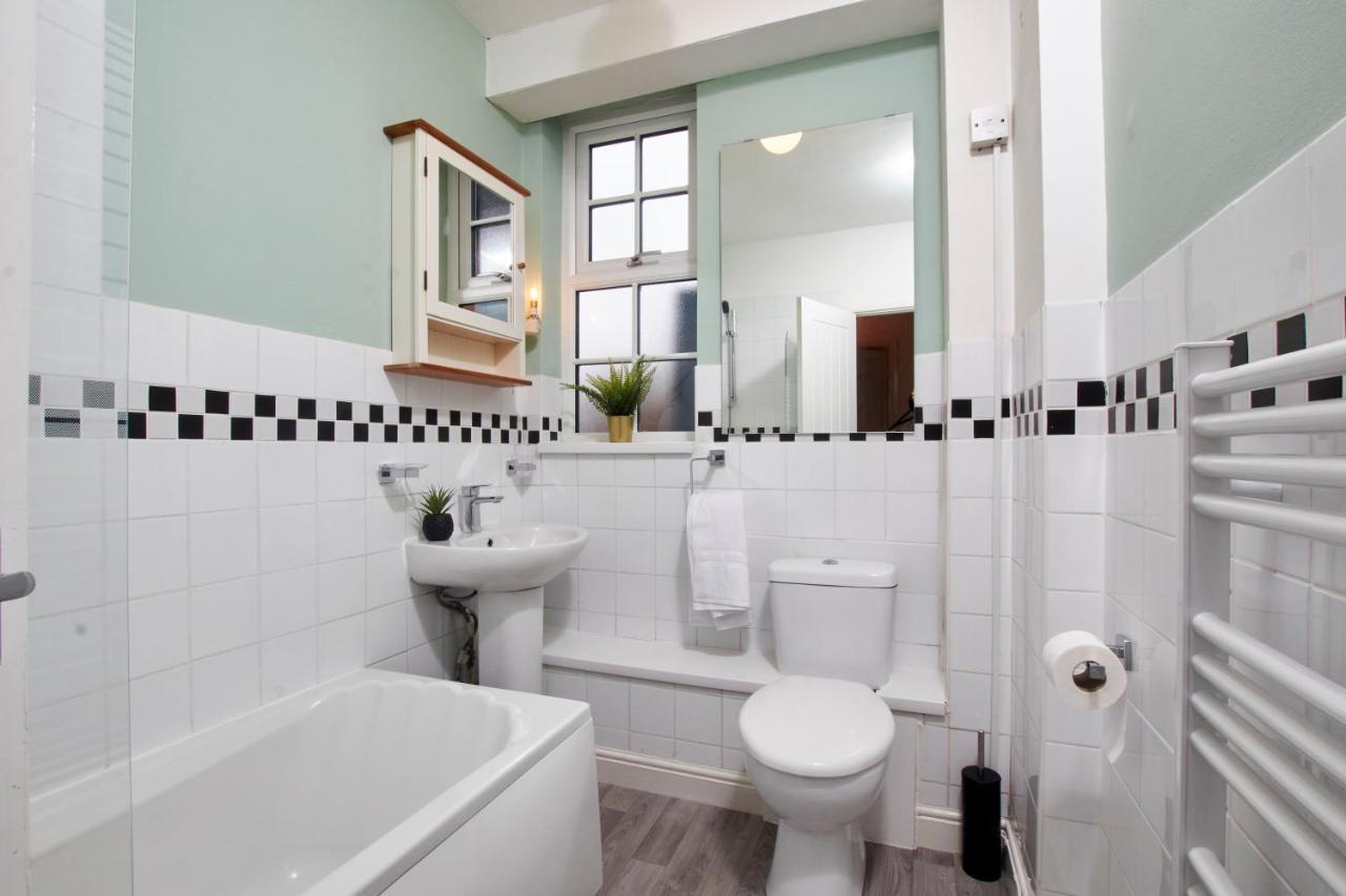 סטרטפורד-אפון-אבון Stunning Two Bedroom Apartment By Purestay Short Lets & Serviced Accommodation Warwickshire With Parking מראה חיצוני תמונה