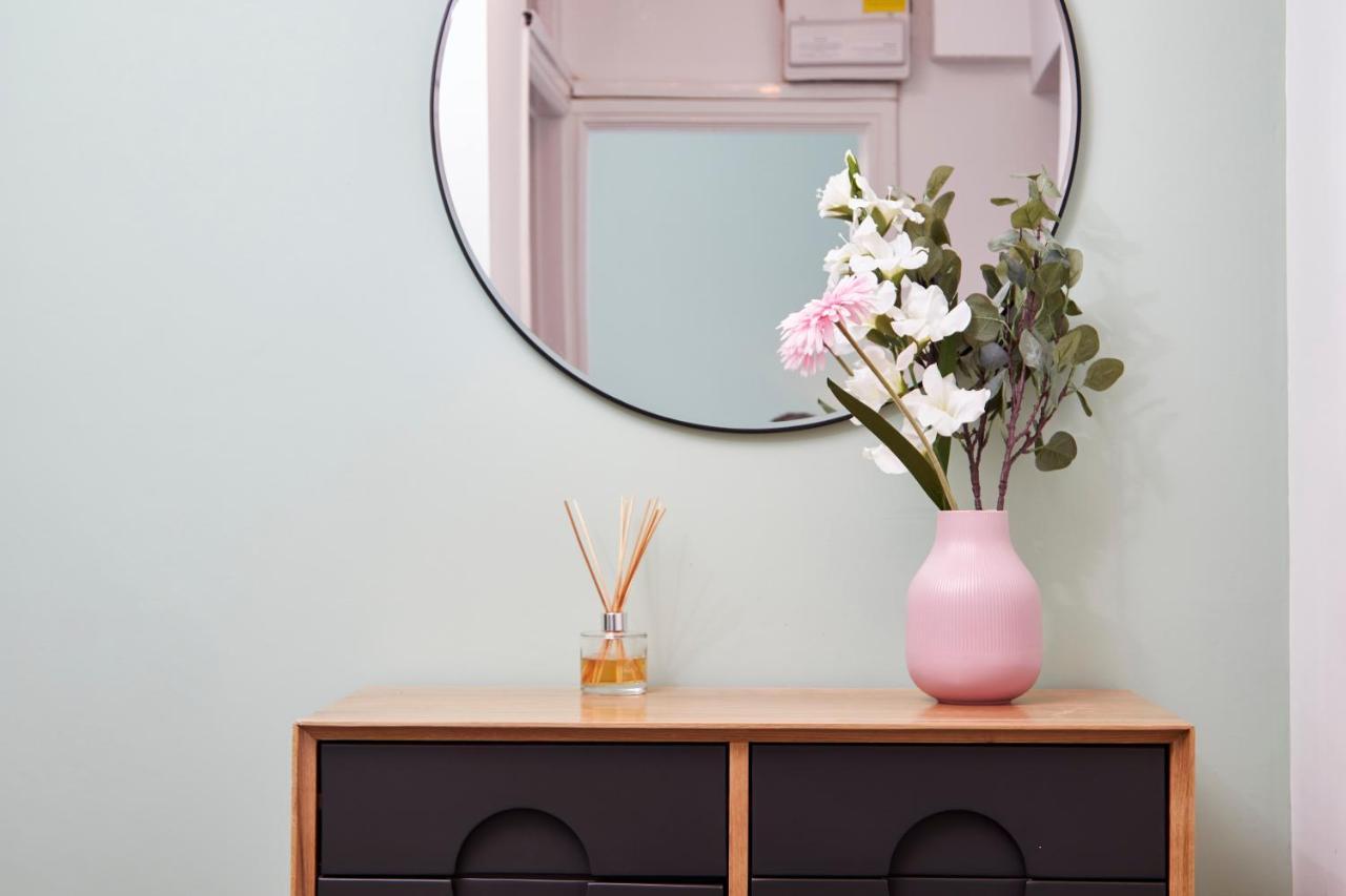 סטרטפורד-אפון-אבון Stunning Two Bedroom Apartment By Purestay Short Lets & Serviced Accommodation Warwickshire With Parking מראה חיצוני תמונה