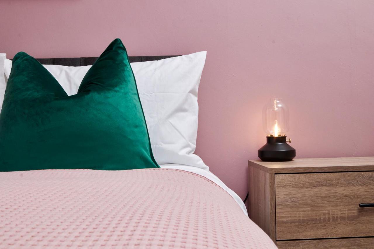 סטרטפורד-אפון-אבון Stunning Two Bedroom Apartment By Purestay Short Lets & Serviced Accommodation Warwickshire With Parking מראה חיצוני תמונה