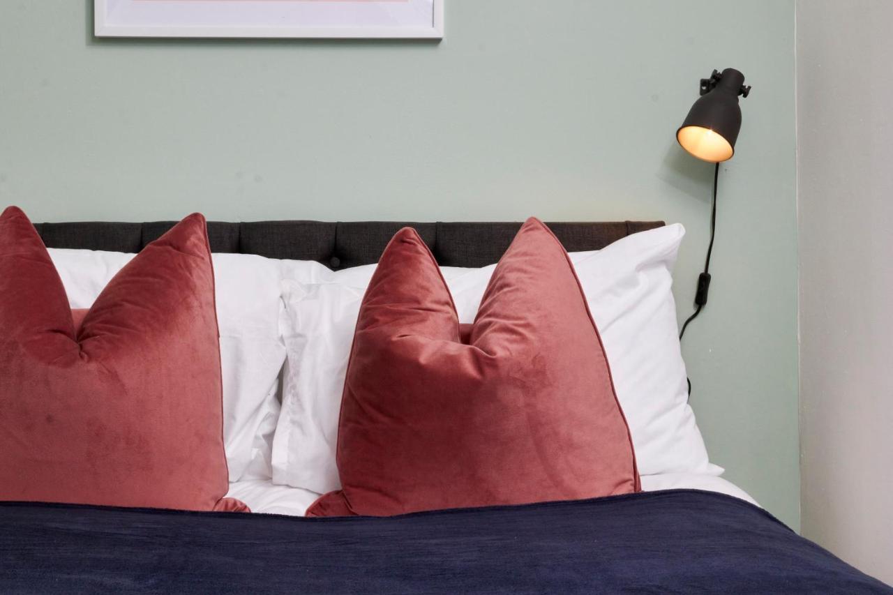 סטרטפורד-אפון-אבון Stunning Two Bedroom Apartment By Purestay Short Lets & Serviced Accommodation Warwickshire With Parking מראה חיצוני תמונה