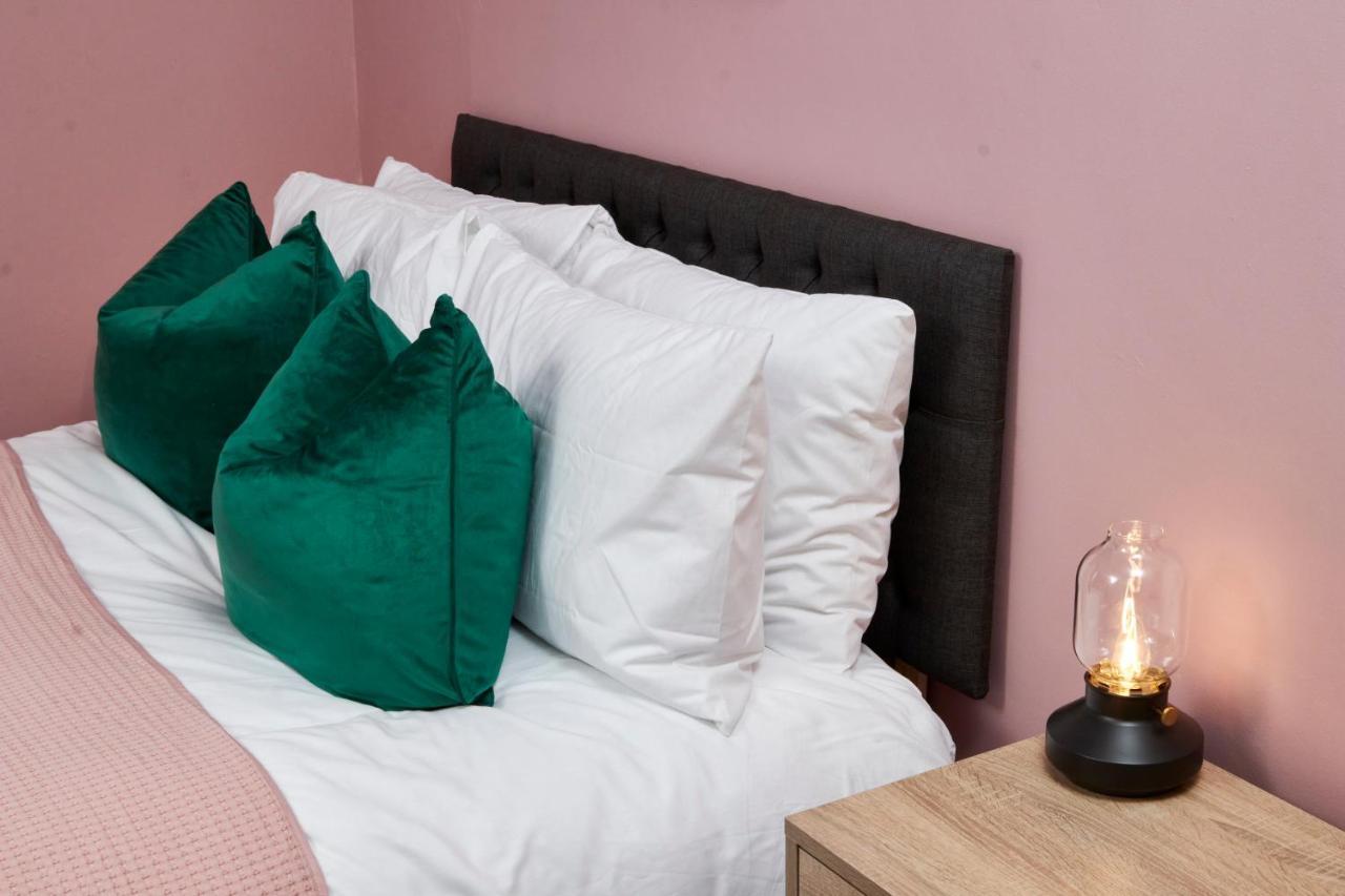 סטרטפורד-אפון-אבון Stunning Two Bedroom Apartment By Purestay Short Lets & Serviced Accommodation Warwickshire With Parking מראה חיצוני תמונה