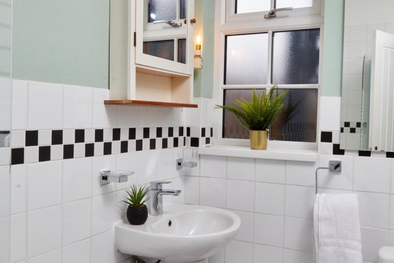 סטרטפורד-אפון-אבון Stunning Two Bedroom Apartment By Purestay Short Lets & Serviced Accommodation Warwickshire With Parking מראה חיצוני תמונה